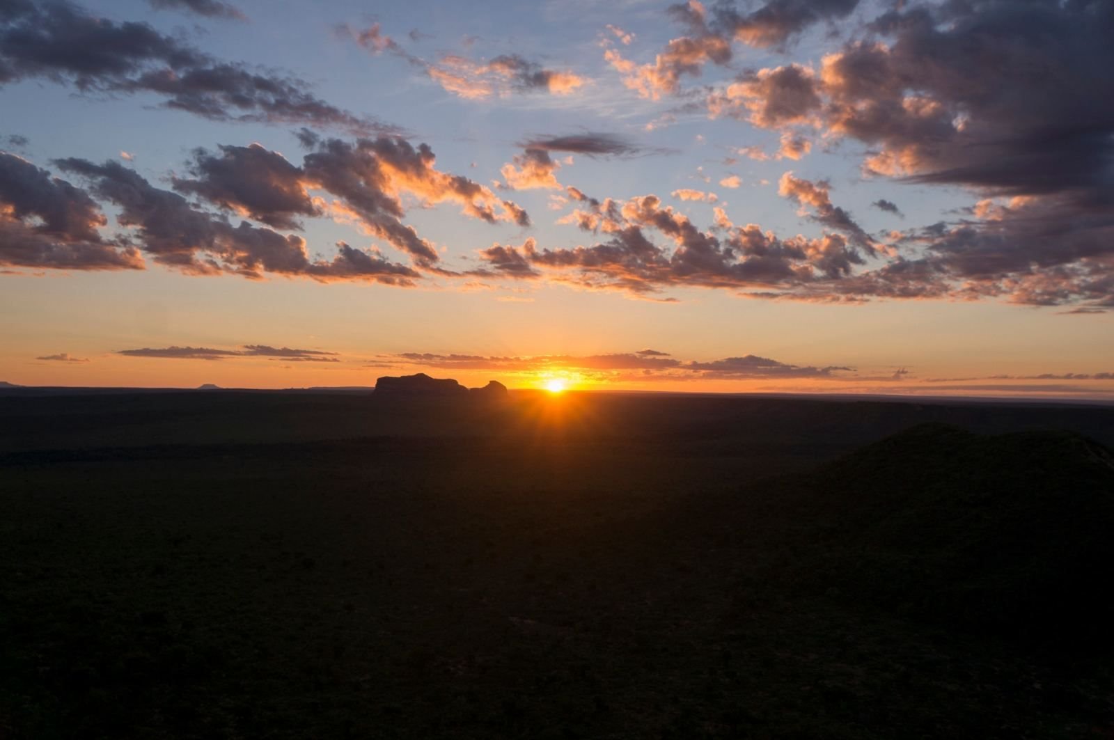 Pôr do sol sobre o horizonte do cerrado