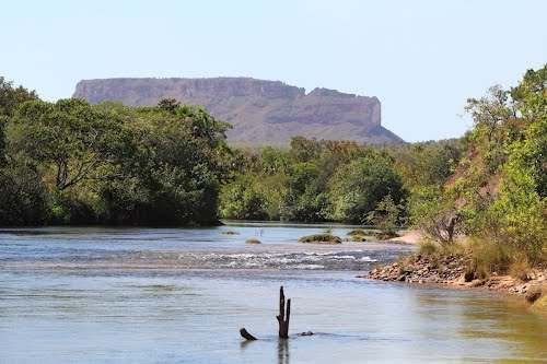 Rio de águas claras com a serra ao fundo